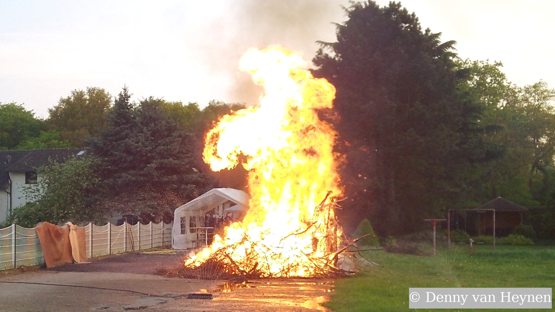 Das Osterfeuer 2014 auf dem abgetrennten Grundstück. Rund 100 Meter weiter links befand sich der Stall.