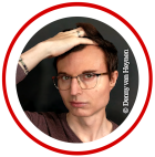 Rot eingekreistes Symbol, welches den Autor zeigt. Autorenfoto, auf dem ein junger Mann mit Brille leicht lächelnd in die Kamera blickt.
